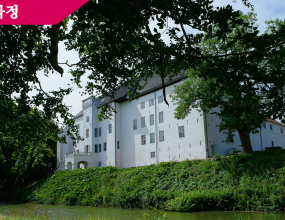 The legendary actress, Katharine Hepburn, has died at age 96. She was a Hollywood icon, whose career spanned six decades.

She was one of the last great stars of Hollywood's Golden Age, known both on and off the screen for her irreverence and independence. Born in 1907, in Hartford, Connecticut, Hepburn credited her parents for her outspoken manner. 