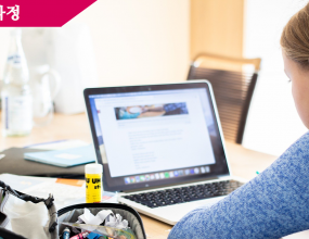 Since the fall of Saddam Hussein, Iraqis have been enjoying some new freedoms. One of them is the freedom to use the Internet without government interference. New Internet cafés spring up all over the town. It is a busy day at one of the new Internet cafés in Baghdad's Mansur neighborhood. Customers are surfing the net and sending e-mails on about half of the 10 computers.

British-Iraqi medical student Omar Abdul-Khader is sending an e-mail to his parents back in London. He says he also likes to use Internet chat services to have electronic 